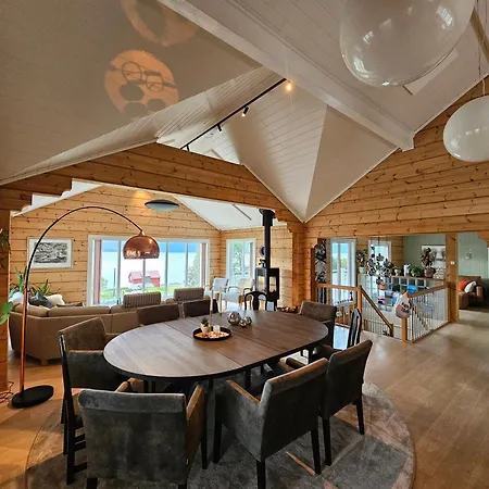 Timber House In Lyngen Villaer *
