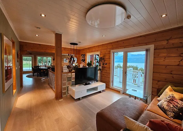 Timber House In Lyngen Vila *